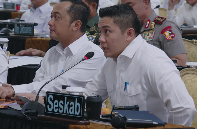 Seskab Teddy Indra Wijaya (kanan) membuka rapat kabinet paripurna di Istana Negara, Rabu (21/10/2026). Foto: YouTube/ Sekretariat Presiden