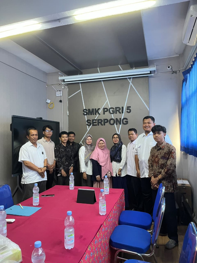 Foto bersama pihak sekolah dan mahasiswa dalam pembukaan kegiatan pengenalan lapangan pendidikan (PLP) di SMK PGRI 5 SERPONG, Dok. Pribadi.