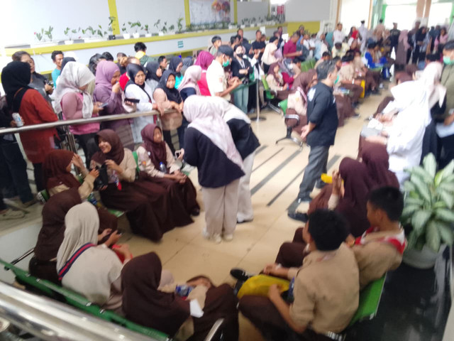 Operasional dapur SPPG Bogor Cisarua Leuwimalang dihentikan sementara selama 20 hari setelah 103 siswa SMP Negeri 2 Cisarua, Kabupaten Bogor, mengalami gejala yang diduga berkaitan dengan konsumsi MBG, Rabu (21/10/2026). Foto: kumparan