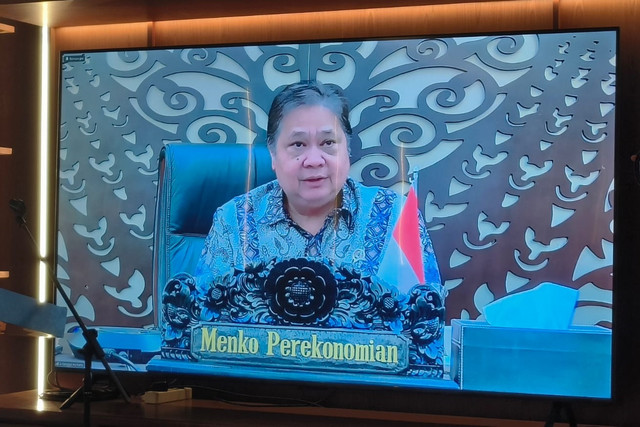 Menteri Koordinator Bidang Ekonomi Airlangga Hartarto ketika memberi sambutan secara daring dalam AI Impact Summit bertajuk Sovereign AI for Indonesia 2045, Denpasar, Rabu (21/10/2026). Foto: Sandra Gisela/kumparan