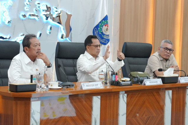 Mendagri Muhammad Tito Karnavian pimpin rapat bersama KKP dan Kementerian PKP guna percepat pemulihan sektor perikanan serta pembangunan 26.036 unit hunian tetap pascabencana Sumatera di Jakarta, Rabu (21/10/2026). Foto: Dok. Kemendagri