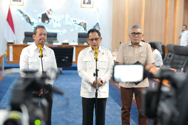 Mendagri Muhammad Tito Karnavian pimpin rapat bersama KKP dan Kementerian PKP guna percepat pemulihan sektor perikanan serta pembangunan 26.036 unit hunian tetap pascabencana Sumatera di Jakarta, Rabu (21/10/2026). Foto: Dok. Kemendagri