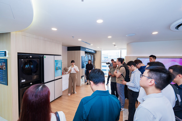 Samsung memperkenalkan inovasi perangkat rumah tangga berbasis AI, teknologi heating, ventilation, and air conditioning (HVAC), serta solusi laundry komersial Samsung untuk kebutuhan konsumen dan pelaku bisnis di Asia Tenggara dan Oseania. Foto: Samsung