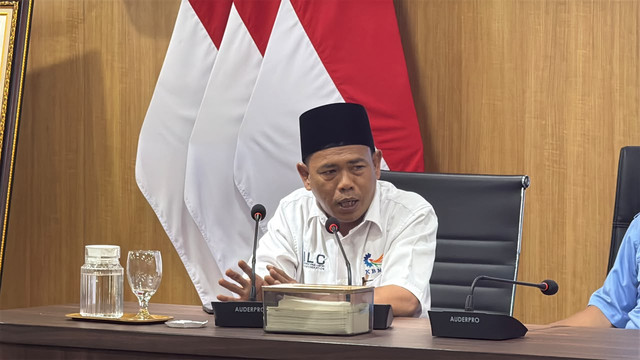 Presiden Konfederasi Buruh Merdeka Indonesia (KBMI) Daeng Wahidin dalam agenda audiensi perwakilan serikat pekerja/serikat buruh bersama Kepala Badan Komunikasi Pemerintah (Bakom RI) di Gedung Pramuka, Jakarta Pusat, Rabu (21/10/2026). Foto: Zahira Hilman/kumparan