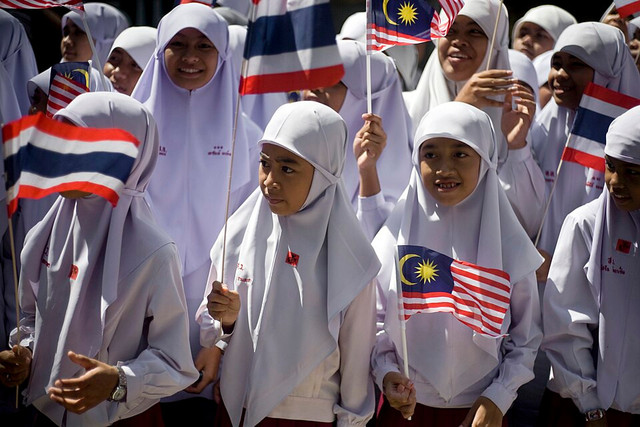Perdana Menteri Thailand saat mengunjungi sekolah di Narathiwat. Masalah keamanan dan ketahanan kawasan menjadi isu penting dalam diplomasi regional. (Foto: Peerapat Wimolrungkarat / Government of Thailand / CC BY 2.0)