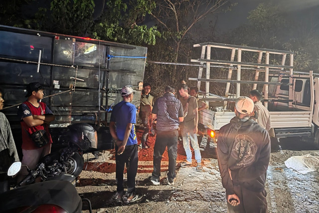 Polisi menangani tempat kejadian perkara buruh yang tertimpa 8 lembar kaca di Jalan Goa Gong, Jimbaran, Kecamatan Kuta Selatan, Badung, Bali, pada Selasa (20/10/2026). Foto: Polresta Denpasar