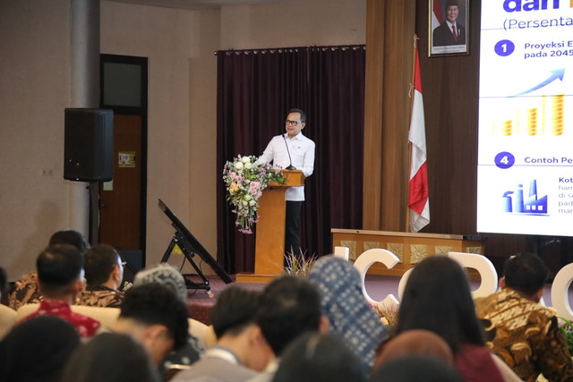 Wamendagri Bima Arya dorong Pemda selaraskan pertumbuhan ekonomi dan kelestarian lingkungan melalui pengembangan green jobs serta partisipasi bermakna generasi muda dalam ICoPAG 2026 di Universitas Brawijaya, Malang, Rabu (21/10/2026). Foto: Kemendagri RI