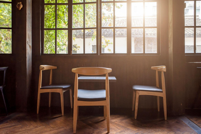Ilustrasi suasana kedai kopi dengan kursi kayu di dekat jendela, menghadirkan kesan tenang dan reflektif tentang pertemuan serta kenangan yang pernah berarti. Sumber foto: Berna/Pexels. https://www.pexels.com/photo/chair-near-table-and-window-in-cafe-20621909/