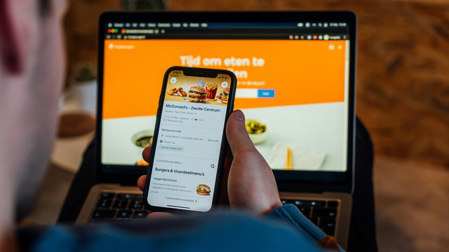  Seseorang Memesan Makanan Melalui Aplikasi. Sumber : Unsplash