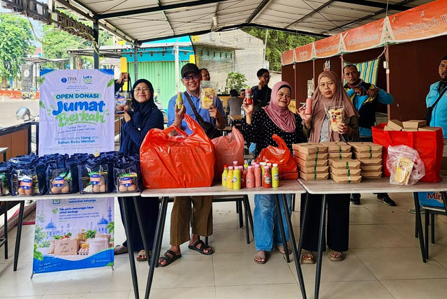 TDA Peduli Karawang Berbagi Makanan Lewat Jumat Berkah