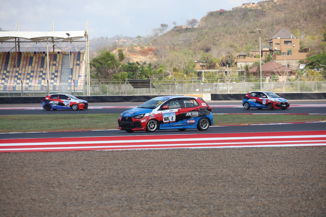 GR Garage Auto2000 Racing Team menutup musim balap 2026 dengan 17 podium di Agya OMR dan posisi juara umum ketiga Kelas Seeded B Kejurnas ITCR1200. Foto: Dok. Auto2000 