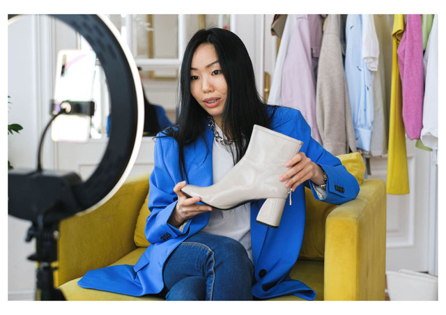 Ilustrasi aktivitas live shopping di media sosial yang menggambarkan interaksi antara penjual dan konsumen saat mempromosikan produk secara langsung.