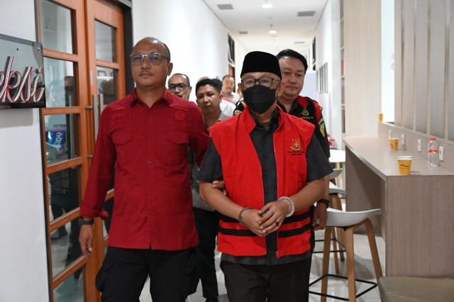 Kejati Jawa Barat menahan Wakil Bupati Indramayu Syaefudin, Rabu (21/10/2026).  Foto: Kejati Jawa Barat/HO/Antara