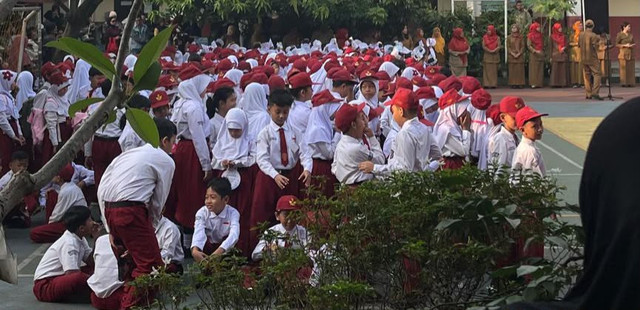 Foto cover: Kegiatan upacara bendera di salah satu sekolah dasar Kota Depok. (Sumber: Dokumentasi pribadi penulis)