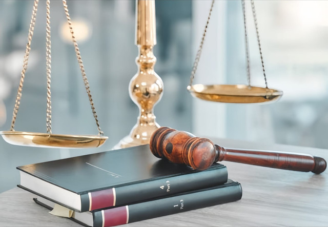 Sumber : https://www.istockphoto.com/id/foto/keadilan-palu-dan-skala-dengan-buku-buku-hukum-di-atas-meja-di-perusahaan-untuk-gm2045620687-562960229