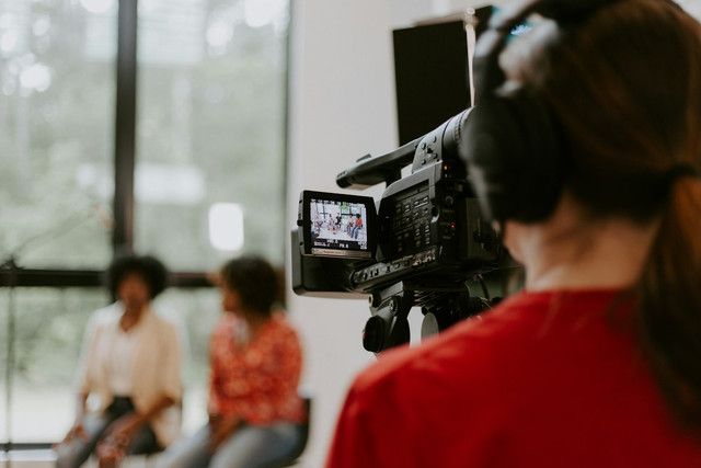 Ilustrasi daftar cast Light the Dark. Foto: Unsplash.com/Samantha Borges