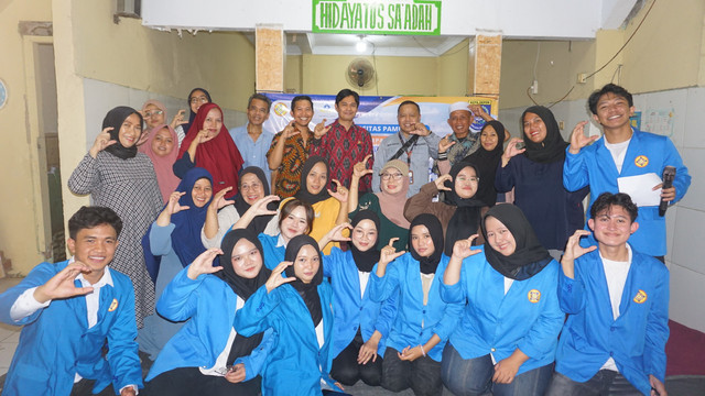Foto : dokumentasi pribadi kegiatan Pengabdian kepada Masyarakat (PKM) mahasiswa Universitas Pamulang melalui edukasi penerapan prinsip 3R sebagai upaya meningkatkan kepedulian terhadap pengelolaan sampah dan kelestarian lingkungan.