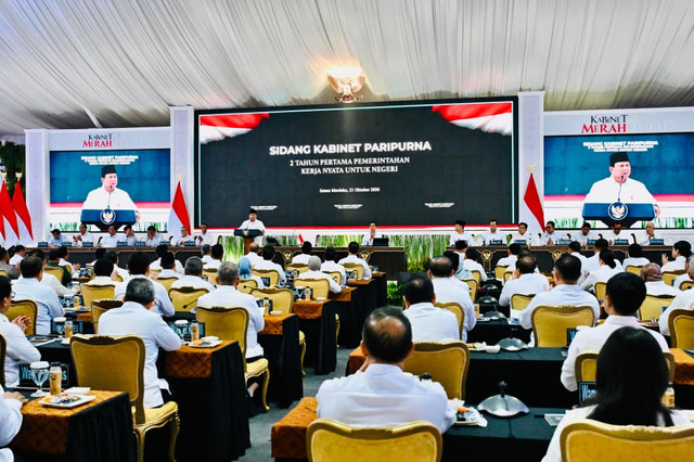 Presiden Prabowo Subianto memimpin Sidang Kabinet Paripurna 2 Tahun Pertama Pemerintahan Kerja Nyata untuk Negeri di Kompleks Istana Kepresidenan Jakarta, Rabu (21/10/2026). Foto: Dok. Kemensos