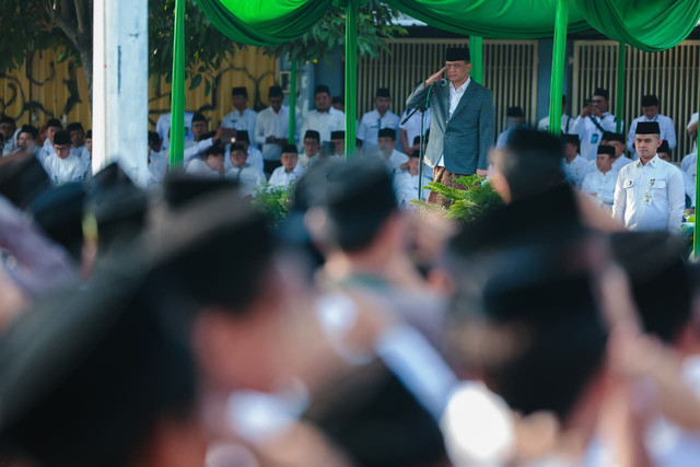 Gubernur Jateng Ahmad Luthfi memimpin Upacara Peringatan Hari Santri Nasional (HSN) ke-11 tingkat Provinsi Jawa Tengah, di Jalan Pancasila, Kota Tegal, Kamis (22/10/2026). Foto: Dok. Pemprov Jateng