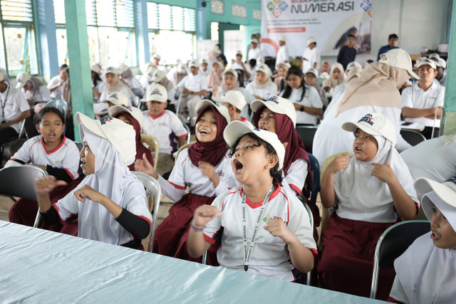 Para siswa mengikuti program BISA PandAI yang diisiasi Telkom. Foto: dok. Telkom