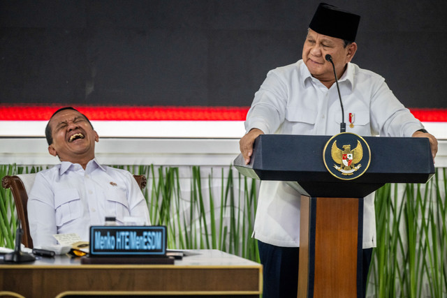 Presiden Prabowo Subianto (kanan) menyampaikan pidato pembuka dalam Sidang Kabinet Paripurna di Istana Kepresidenan, Jakarta, Rabu (21/10/2026). Menteri ESDM/Menko HIT Bahlil Lahadalia. Foto: Bayu Pratama S/ANTARA FOTO