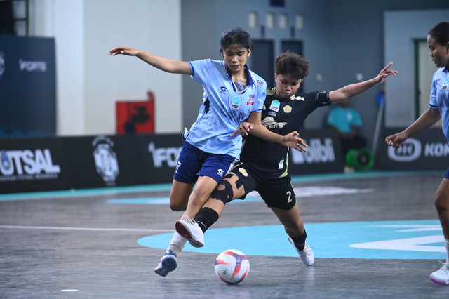 Pemain tim futsal putri Universitas Gadjah Mada (UGM) dan Universitas Sebelas Maret (UNS) bersaing dalam pertandingan Campus League Futsal Regional Yogyakarta 2026. Foto: Dok. Campus League