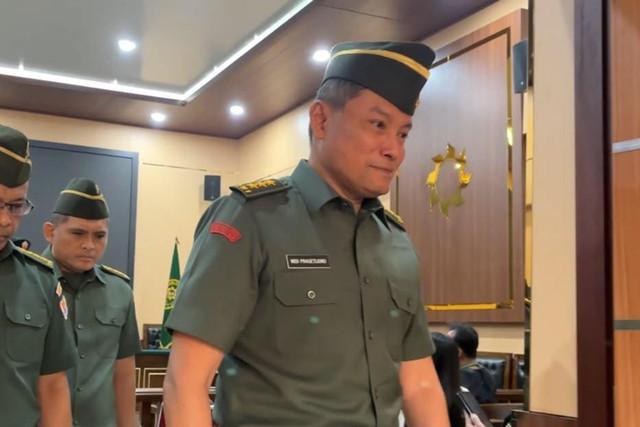 Mantan Pangdam IV/Diponegoro Letjen TNI Widi Prasetijono dan terdakwa lainnya mengikuti sidang tuntutan kasus dugaan korupsi pembelian lahan BUMD Kabupaten Cilacap di Pengadilan Militer Tinggi II Jakarta Timur, Kamis (22/10/2026). Foto: Kevin Daniel/kumparan
