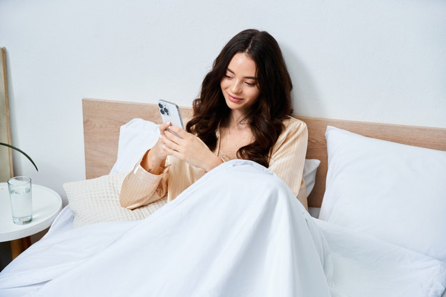 Survei IU International University of Applied Sciences pada 2026 menyebut sepertiga lebih dari 2.000 responden langsung menggunakan perangkat digital segera setelah bangun tidur. Foto: dok. Shutterstock.