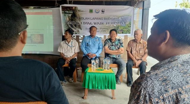 Para narasumber kegiatan sekolah lapang budidaya udang windu di Suppa, Pinrang (Dok.Istimewa)