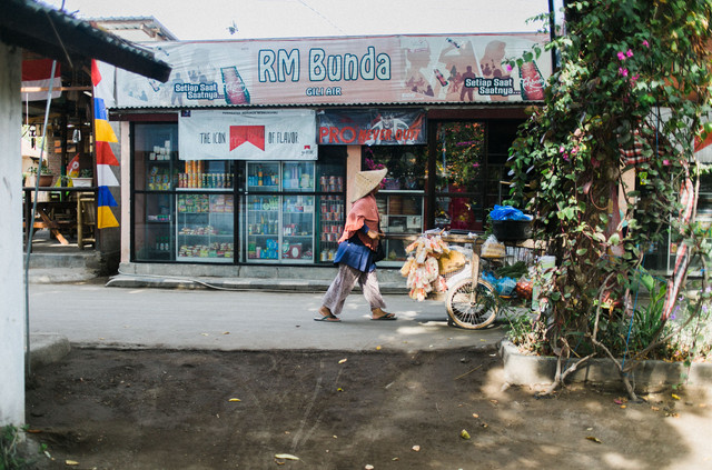 Warung kelontong menjadi bagian dari aktivitas ekonomi masyarakat yang menghadapi tantangan di tengah perkembangan ritel modern. (Foto: Evgenia Basyrova/Pexels)