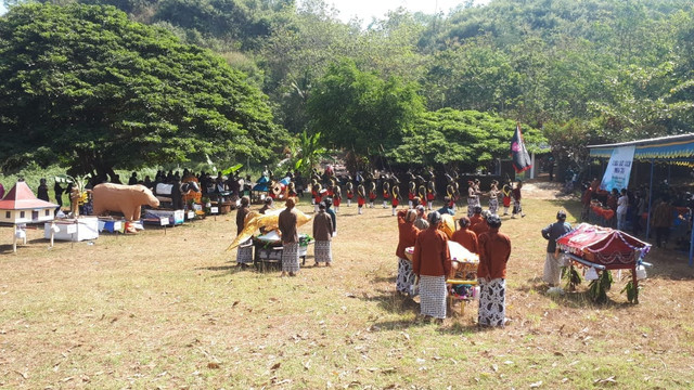 Sumber: Dokumentasi pribadi. Gambar ini menunjukkan tradisi Sadranan, salah satu bentuk keberagaman budaya masyarakat Gunungkidul, yang dilaksanakan di area pemakaman warga.