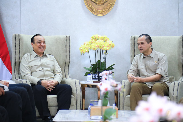 Kepala Badan Reforma Agraria Nasional (BRAN), Jenderal Polisi Prof. Dr. Dedi Prasetyo, S.H., M.Hum., M.Si., M.M., bertemu Menteri Transmigrasi RI, Muhammad Iftitah Sulaiman Suryanagara, di Kantor Kementerian Transmigrasi. Foto: Dok. Istimewa