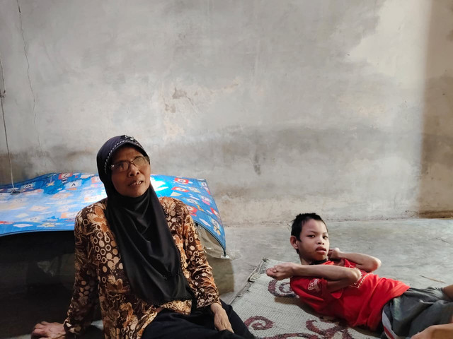 Perjuangan Waryanah (65) merawat cucunya, Cahyo (18), yang lumpuh di Kedung Buweng 4, Wukirsari, Kapanewon Imogiri, Kabupaten Bantul, Kamis (22/10/2026). Foto: Arfiansyah Panji Purnandaru/kumparan