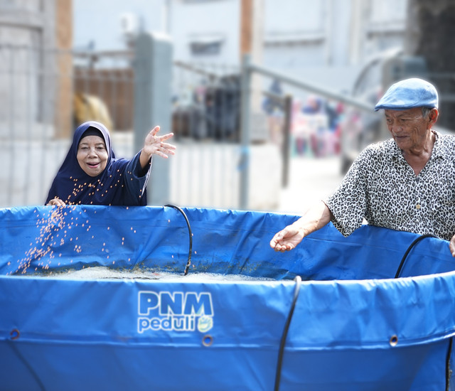 PNM hadirkan program PNM Lansiapreneur melalui budidaya ayam petelur dan ikan nila di Panti Werdha Muslim Rumah Oma, Depok. Foto: Dok. PNM