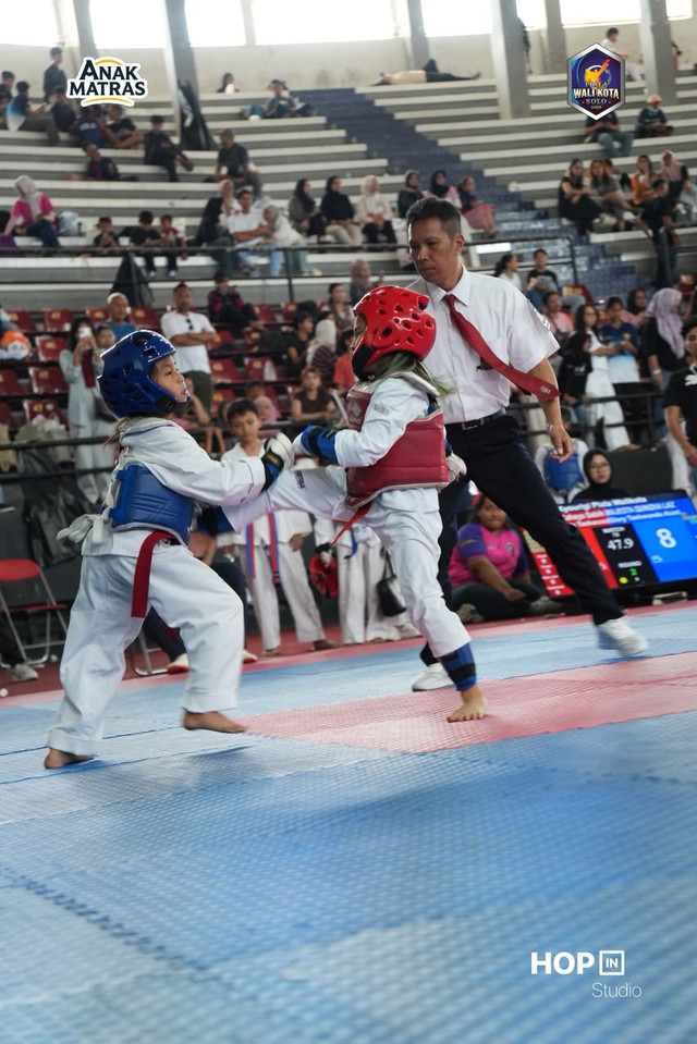 Atlet taekwondo perempuan bertanding di arena kompetisi. (Foto: Dokumentasi pribadi, dengan izin)