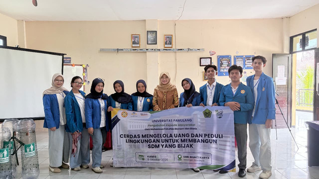 Tim Ecofinity Universitas Pamulang melaksanakan kegiatan Pengabdian kepada Masyarakat di SMK Bhakti Karya Sawangan pada 8 Oktober 2026. Dokumentasi pribadi.