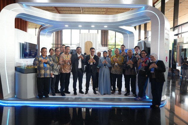Menteri Komunikasi dan Digital RI Meutya Hafid (tengah) mengunjungi booth TelkomGroup pada gelaran Bali Tech Week (BTW) 2026 di Bali Beach Convention Center, Denpasar, Senin (19/10). Foto: dok. Telkom