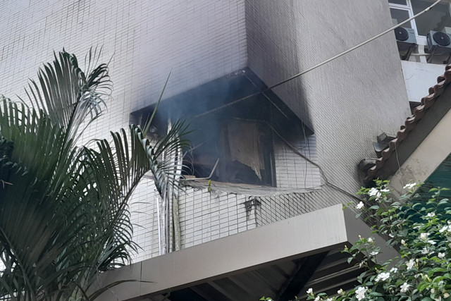 Kebakaran terjadi di ruang server lantai 2 Gedung Graha Wiyata Universitas 17 Agustus (UNTAG) Surabaya, Jawa Timur, Kamis (22/10/2026). Foto: Dok. DPKP Surabaya