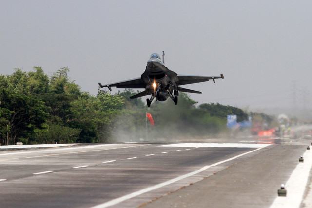 Pesawat jet tempur F-16 Fighting Falcon lepas landas di ruas Tol Pasuruan-Probolinggo, Jawa Timur, Kamis (22/10/2026). Foto: Umarul Faruq/ANTARA FOTO