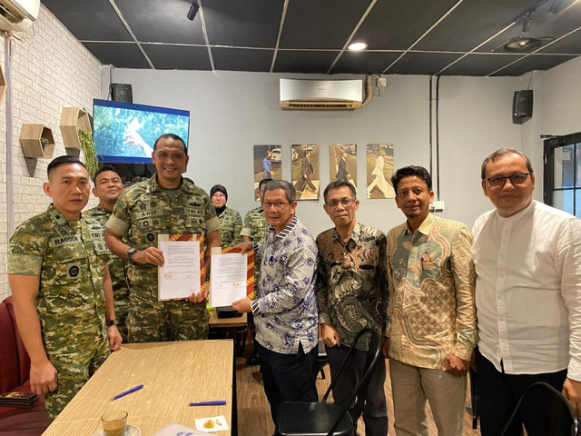 Para pimpinan perguruan tinggi Universitas Dharma Andalas, Prof. Dr. Novesar Jamarun, M.S., didampingi Wakil Rektor I Dr. Drs. Tesri Maideliza, M.Si., Wakil Rektor II Prof. Dr. Emrizal, S.E., M.M., CRP, Dekan Fakultas Hukum, Ilmu Sosial, dan Humaniora (FHISH) Dr. Azmi Fendri, S.H., M.Kn., melakukan penandatanganan nota kesepahaman (Memorandum of Understanding ) dengan Pengadilan Militer I-04 Padang, hadir Kepala Pengadilan Militer I-04 Padang Letkol Chk Arif Kusnandar, S.H., bersama wakilnya, Mayor Chk Kuat Gayu Raegen, S.H., M.H., beserta tim. Foto: Unidha.ac.id