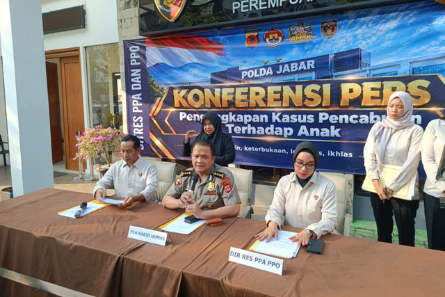 Plh Kabid Humas Polda Jabar Kombes Pol Irfan Nurmansyah dan Dir PPA PPO Polda Jabar Kombes Pol Rumi Untari dalam konferensi pers pengungkapan kasus pencabulan anak di Bandung, Kamis (22/10/2026). Foto: Abisatya/kumparan