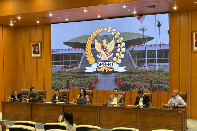 Anggota DPR RI Andre Rosiade dan Rieke Diah Pitaloka serta Pengamat Kebijakan Publik Trubus Rahasiansyah dalam Diskusi Dialektika Demokrasi di Kompleks Parlemen, Jakarta, Kamis (22/10/2026). Foto: Nauval Pratama/kumparan