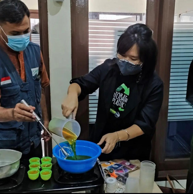 Novita Sari memperagakan proses pengolahan bahan dalam kegiatan edukasi daur ulang. Foto: Istmewa. 