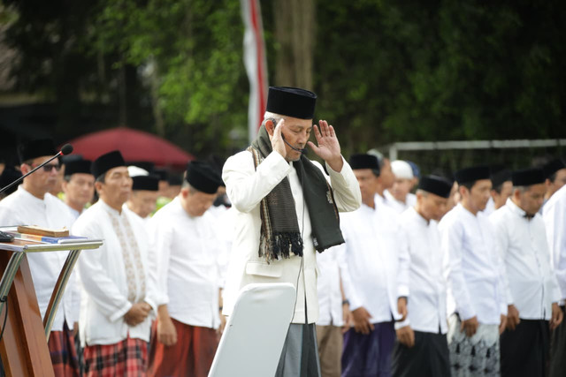 Sekitar 1.240 santri, warga, dan ASN di Sleman menggelar salat istisqa untuk memohon hujan bertepatan dengan Hari Santri Nasional 2026, Kamis (22/10). Foto: Pemkab Sleman