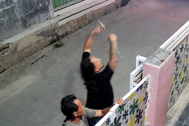 Dua preman teror rumah warga di Karawang, Selasa (20/10/2026).
Foto: Dok. Istimewa