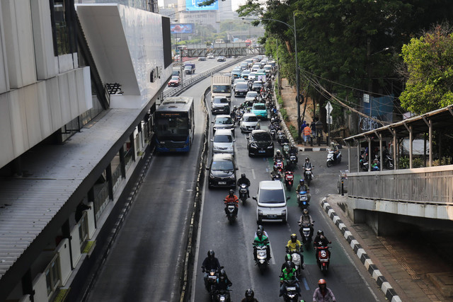 Sejumlah kendaraan melintas di Halte Denpasar, Jalan Gatot Subroto, Jakarta, Kamis (22/10/2026). Foto: Jamal Ramadhan/kumparan
