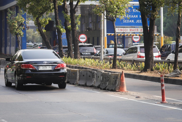Sejumlah kendaraan melintas di Jalan S. Parman, tepatnya di dekat bekas Polres Jakarta Barat, Kamis (22/10/2026). Foto: Jamal Ramadhan/kumparan