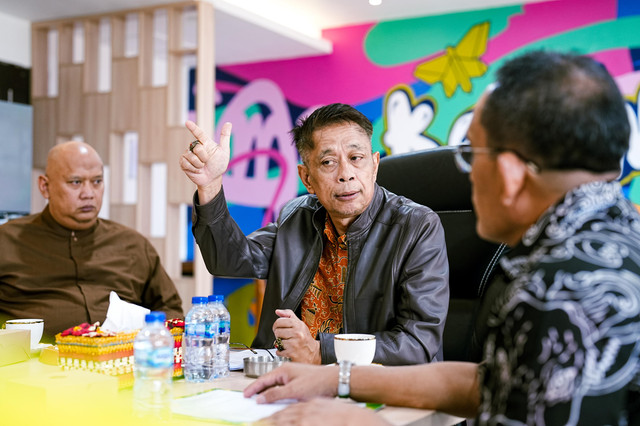 Wamensos Agus Jabo Priyono terima audiensi Bupati Hulu Sungai Utara Sahrujani guna kawal usulan lahan 22 hektare untuk pembangunan Sekolah Rakyat di Kantor Kemensos, Jakarta, Kamis (22/10/2026). Foto: Kemensos RI