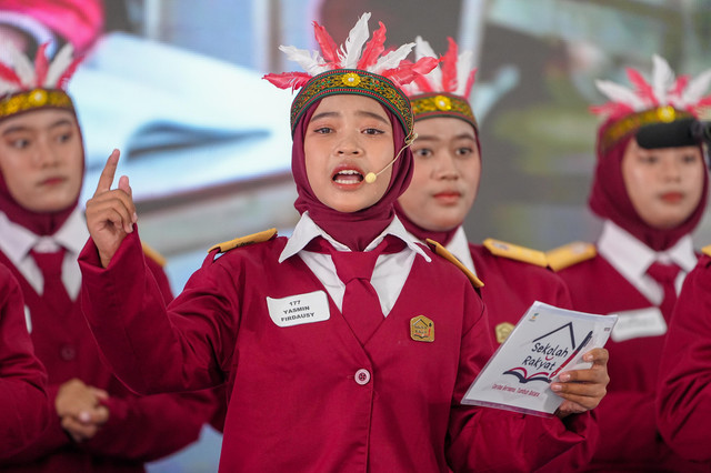 Penampilan siswa Sekolah Rakyat Terintegrasi 1 Jombang dalam rangka peringatan Hari Santri Nasional 2026 di Jombang, Jawa Timur, Kamis (22/10/2026). Foto: Kemensos RI