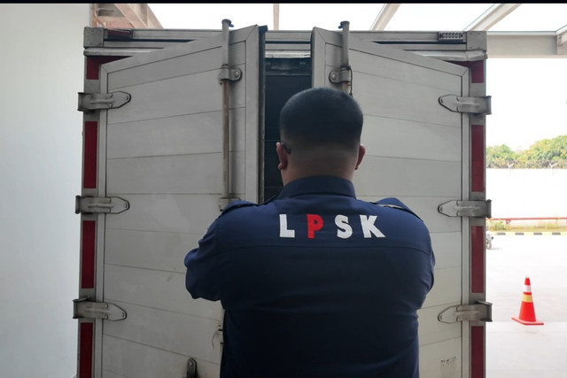 LPSK menyerahkan hasil perhitungan restitusi kasus pencucian uang PT DSI senilai Rp 1,07 triliun ke Kejari Depok. Foto: Dok. LPSK